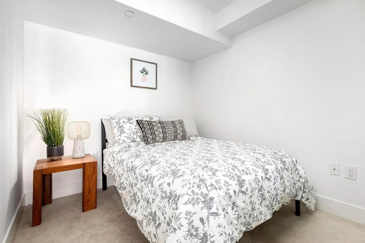 Sleek 2Br W 2Ba Walk To Uoft Sleeps 5 - 3 Beds Villa Toronto